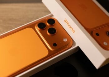 iPhone 17 Pro Cosmic Orange