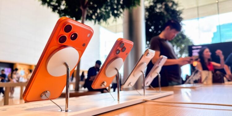 iPhone 17 Apple Store