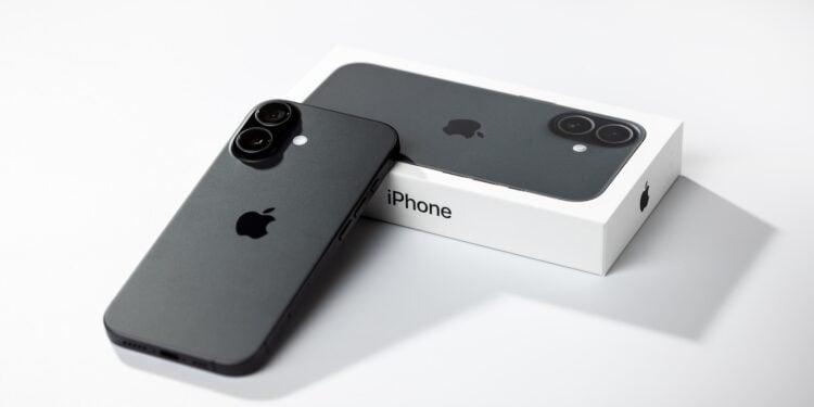 iOS 26.1 Lock Screen