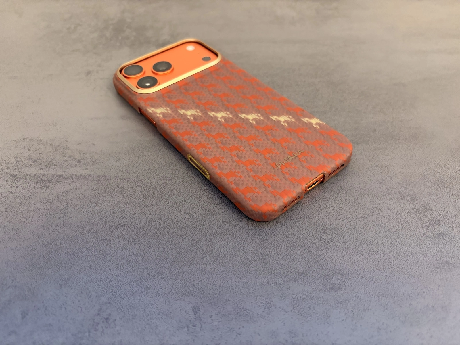 Pitaka iPhone 17 Pro Max Happiness Rides In | Year of the Horse Handyhülle Amber und Indigo