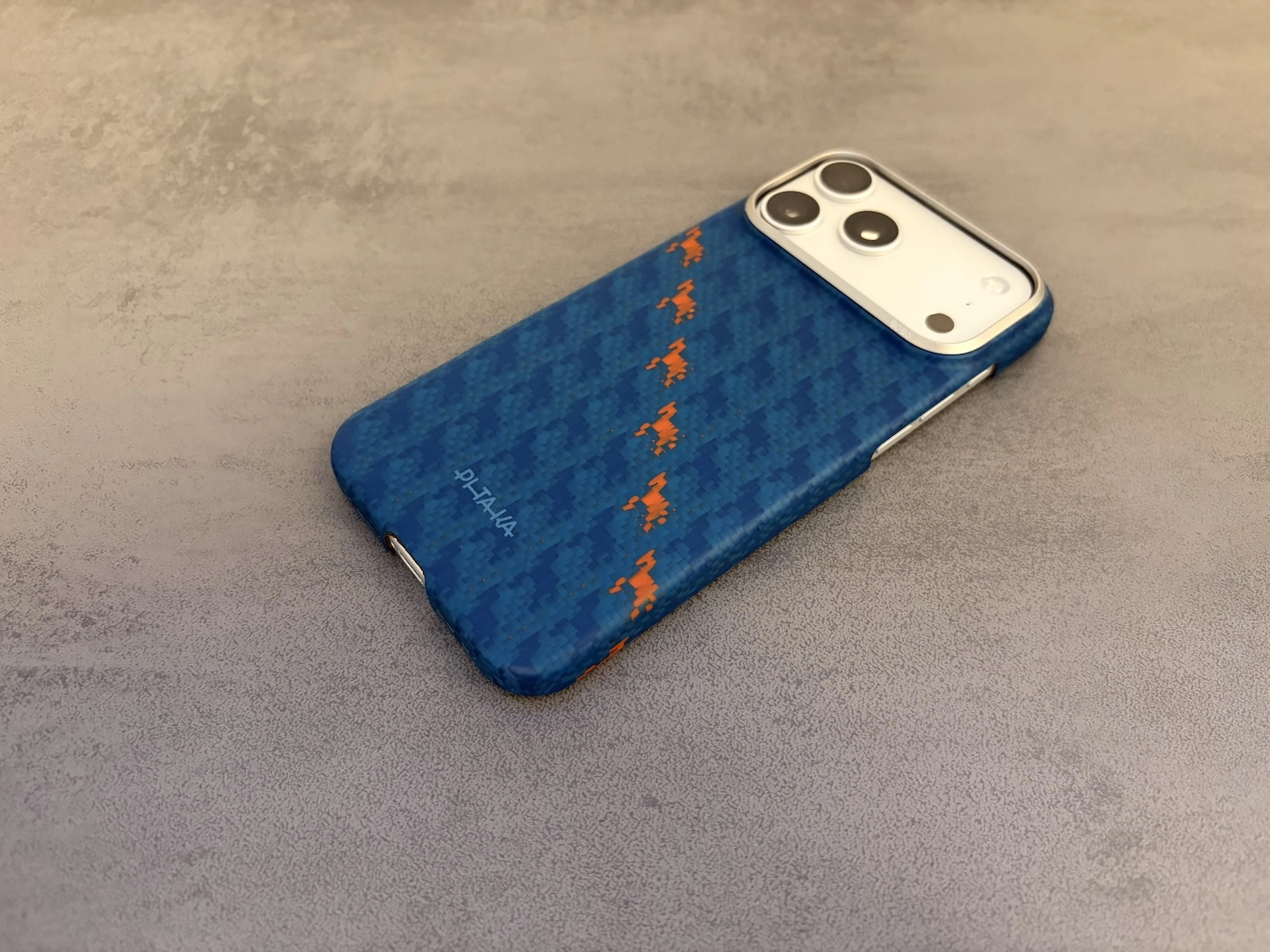 Pitaka iPhone 17 Pro Max Happiness Rides In | Year of the Horse Handyhülle Amber und Indigo