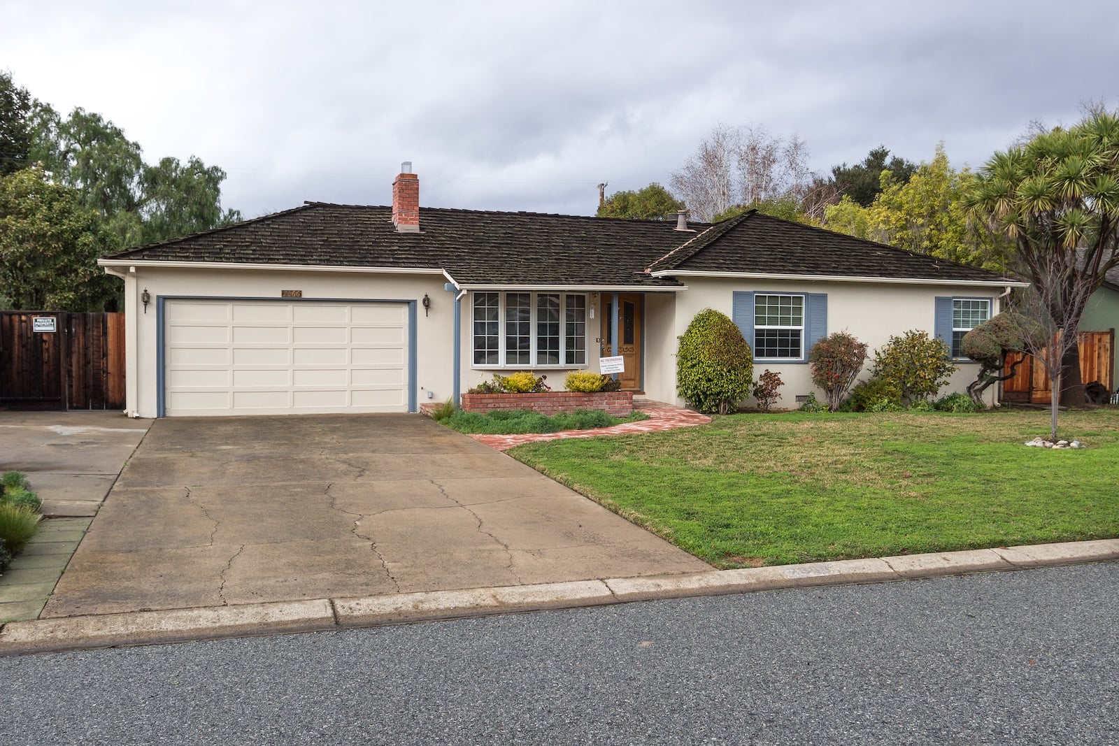 LOS ALTOS, USA - DECEMBER 24, 2016. Steve Jobs garage and house where Apple was founded