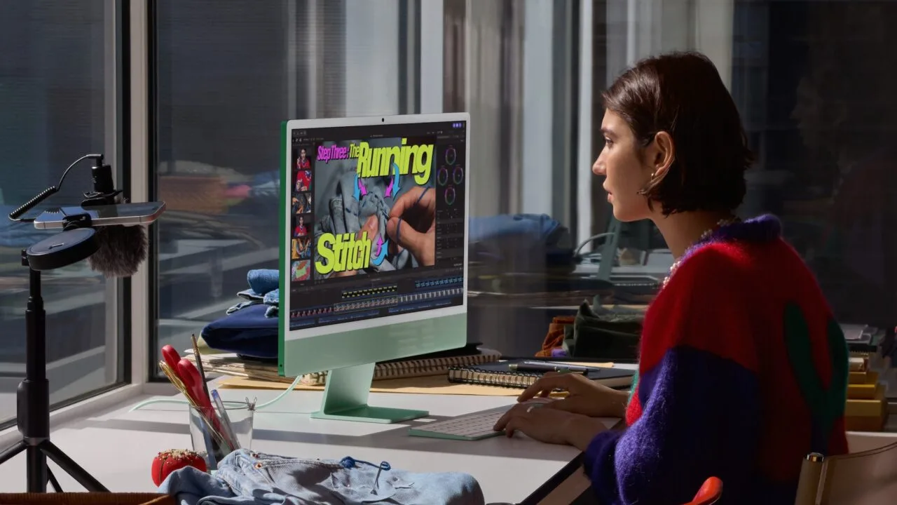 Videoschnitt am grünen iMac: Eine Frau bearbeitet ein Nähvideo, ein typischer Einsatz für den iMac M6