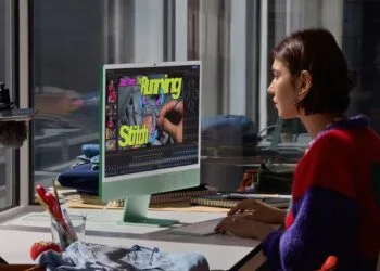 Videoschnitt am grünen iMac: Eine Frau bearbeitet ein Nähvideo, ein typischer Einsatz für den iMac M6
