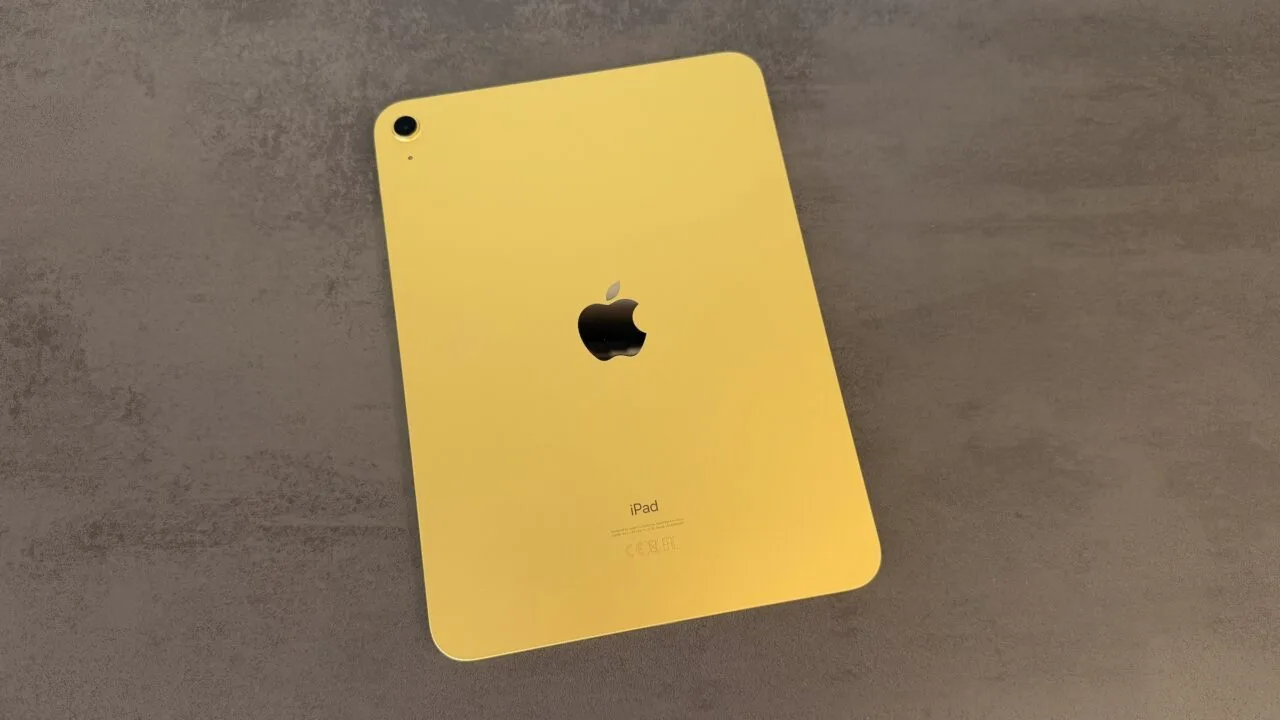 Das bisherige Einsteiger-iPad als Vorgänger des iPad 12: Rückseite in Gelb mit Kamera und Apple-Logo auf einer dunklen Steinoberfläche