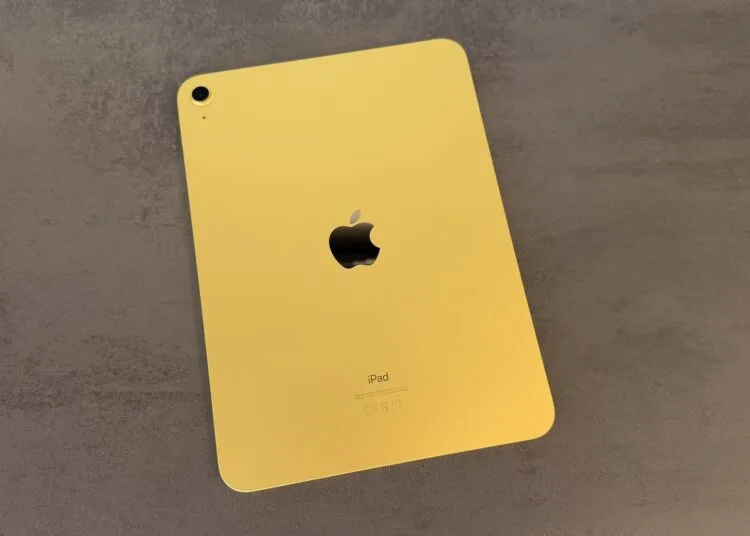 Das bisherige Einsteiger-iPad als Vorgänger des iPad 12: Rückseite in Gelb mit Kamera und Apple-Logo auf einer dunklen Steinoberfläche