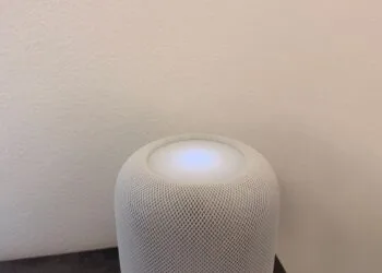 HomePod spielt von selbst Musik: weißer HomePod mit leuchtender Touch-Oberfläche vor einer hellen Wand