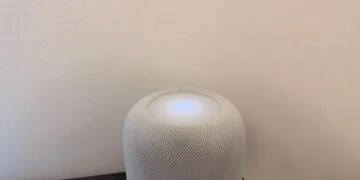 HomePod spielt von selbst Musik: weißer HomePod mit leuchtender Touch-Oberfläche vor einer hellen Wand