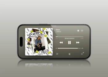 Apple Music unter iOS 27 im Querformat mit laufendem Titel und linksbündiger Seitenleiste