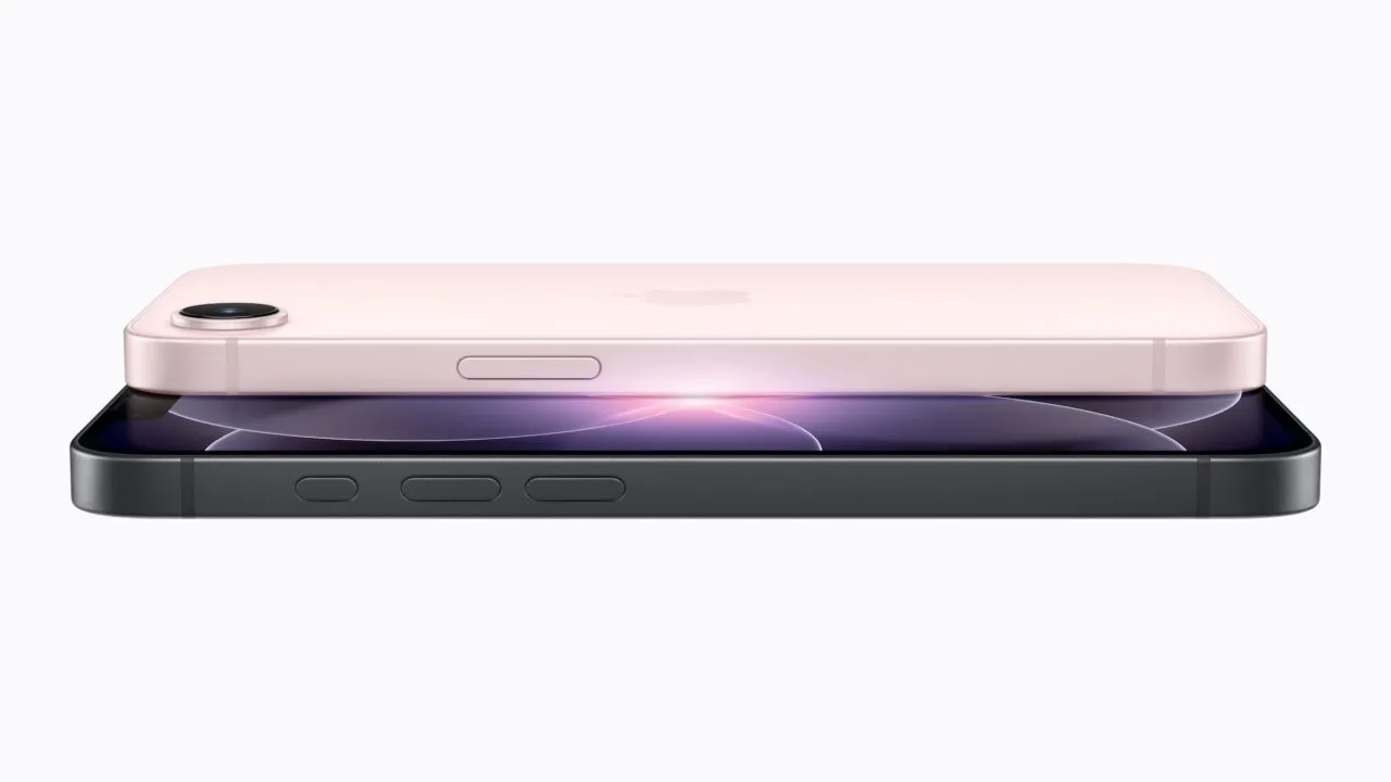 Symbolbild zu den iPhone 18e Gerüchten: zwei Einsteiger-iPhones liegen übereinander, oben die rosa Rückseite mit einer einzelnen Kamera, unten ein schwarzes Gehäuse mit leuchtendem Display