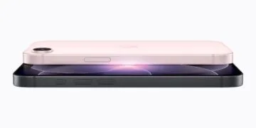 Symbolbild zu den iPhone 18e Gerüchten: zwei Einsteiger-iPhones liegen übereinander, oben die rosa Rückseite mit einer einzelnen Kamera, unten ein schwarzes Gehäuse mit leuchtendem Display