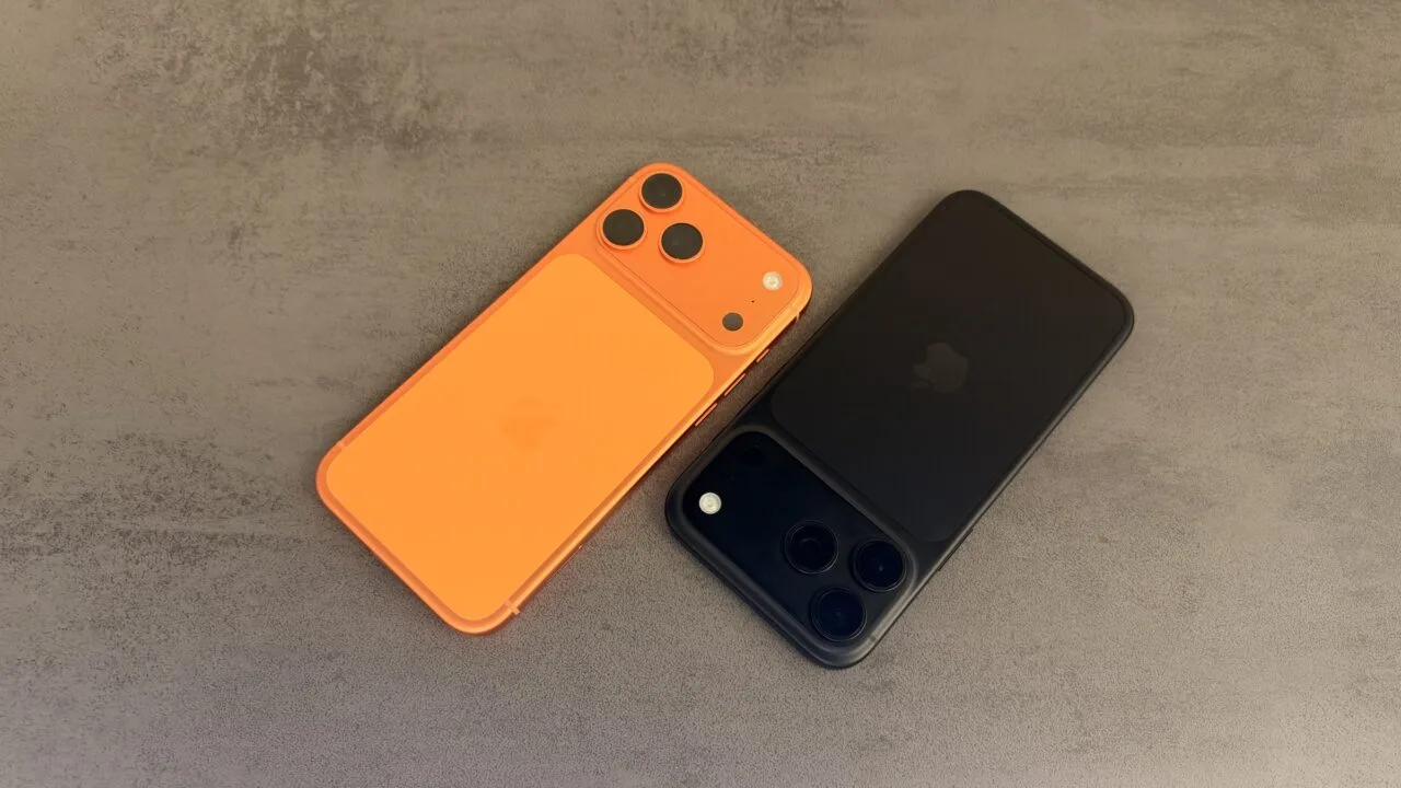 iPhone sicher verkaufen: zwei iPhones mit der Rückseite nach oben auf grauem Untergrund, eines in Orange, eines in Schwarz