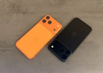 iPhone sicher verkaufen: zwei iPhones mit der Rückseite nach oben auf grauem Untergrund, eines in Orange, eines in Schwarz