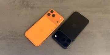 iPhone sicher verkaufen: zwei iPhones mit der Rückseite nach oben auf grauem Untergrund, eines in Orange, eines in Schwarz