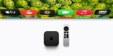 Apple TV 4K mit Siri Remote, darüber ein Fernseher mit dem Home-Bildschirm von tvOS und App-Symbolen
