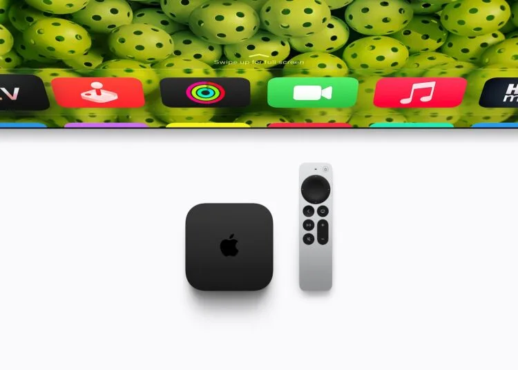 Apple TV 4K mit Siri Remote, darüber ein Fernseher mit dem Home-Bildschirm von tvOS und App-Symbolen