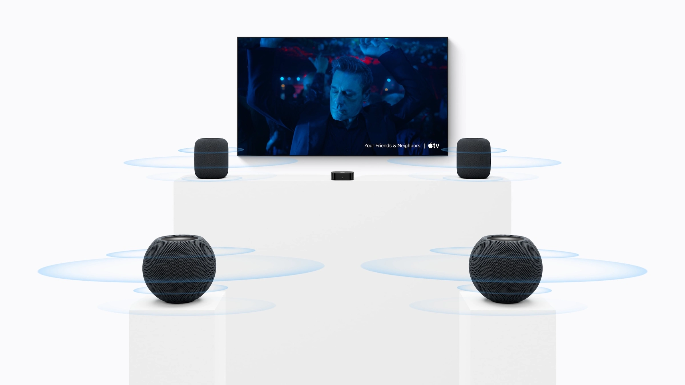 Raumklang mit zwei HomePod vorn neben dem Fernseher und zwei HomePod mini 2 hinten, in der Mitte das Apple TV 4K