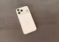 iPhone 17 Pro Max in Silber mit sichtbarer Rückseite auf dunklem Untergrund