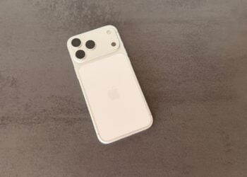 iPhone 17 Pro Max in Silber mit sichtbarer Rückseite auf dunklem Untergrund