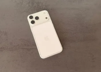 iPhone 17 Pro Max in Silber mit sichtbarer Rückseite auf dunklem Untergrund