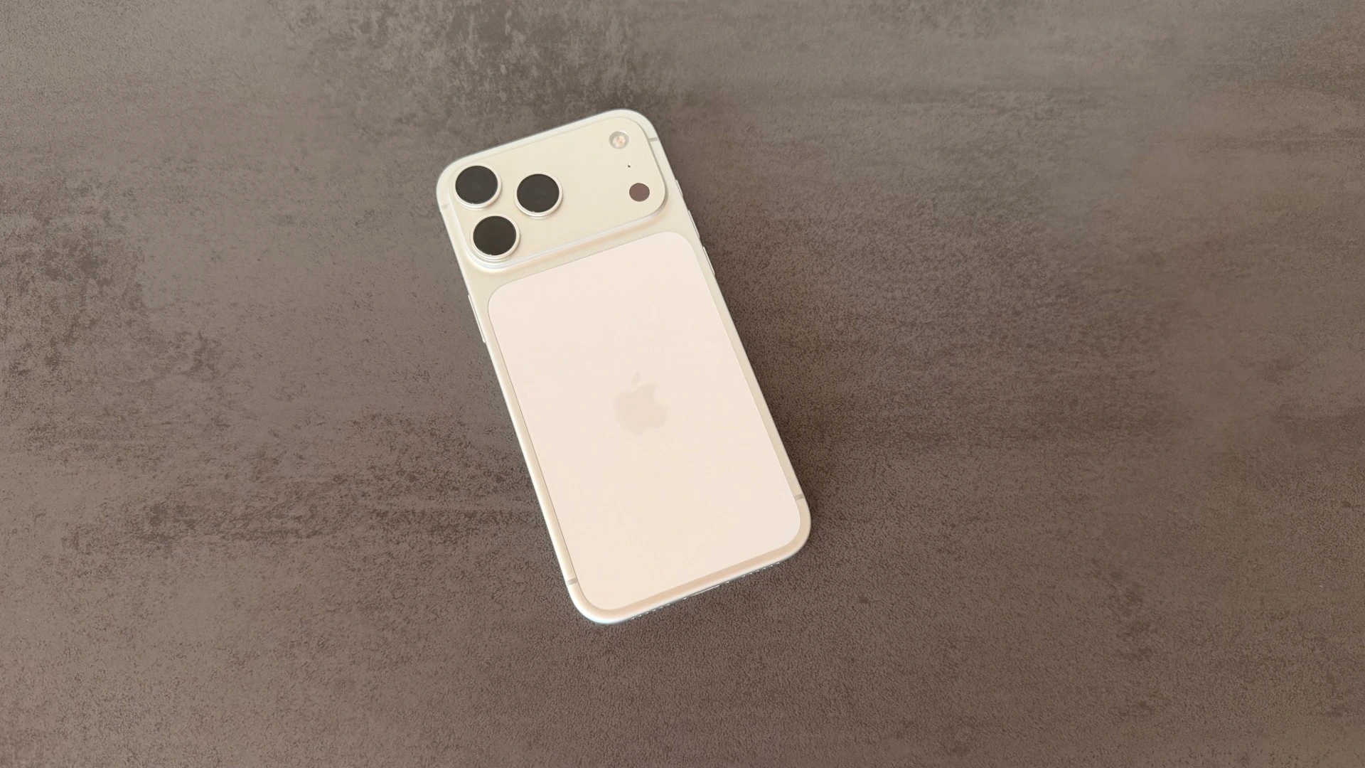 iPhone 17 Pro Max in Silber mit sichtbarer Rückseite auf dunklem Untergrund