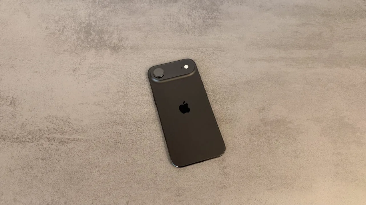 Das aktuelle iPhone Air in Space Schwarz liegt mit der Rückseite nach oben auf einer grauen Steinoberfläche – Vorgänger des iPhone Air 2 mit einer einzelnen Rückkamera
