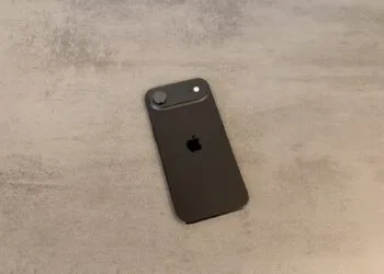 Das aktuelle iPhone Air in Space Schwarz liegt mit der Rückseite nach oben auf einer grauen Steinoberfläche – Vorgänger des iPhone Air 2 mit einer einzelnen Rückkamera