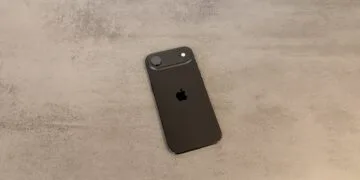 Das aktuelle iPhone Air in Space Schwarz liegt mit der Rückseite nach oben auf einer grauen Steinoberfläche – Vorgänger des iPhone Air 2 mit einer einzelnen Rückkamera