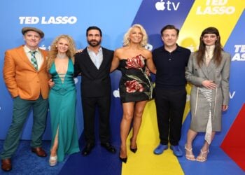 Brendan Hunt, Juno Temple, Brett Goldstein, Hannah Waddingham, Jason Sudeikis und Tanya Reynolds (von links) bei der New Yorker Premiere zur vierten Staffel der Apple-TV-Serie „Ted Lasso" am 4. August 2026 in der Brooklyn Academy of Music in New York City. (Bild: Eric Charbonneau / Apple TV via Getty Images)