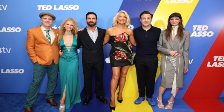 Brendan Hunt, Juno Temple, Brett Goldstein, Hannah Waddingham, Jason Sudeikis und Tanya Reynolds (von links) bei der New Yorker Premiere zur vierten Staffel der Apple-TV-Serie „Ted Lasso" am 4. August 2026 in der Brooklyn Academy of Music in New York City. (Bild: Eric Charbonneau / Apple TV via Getty Images)