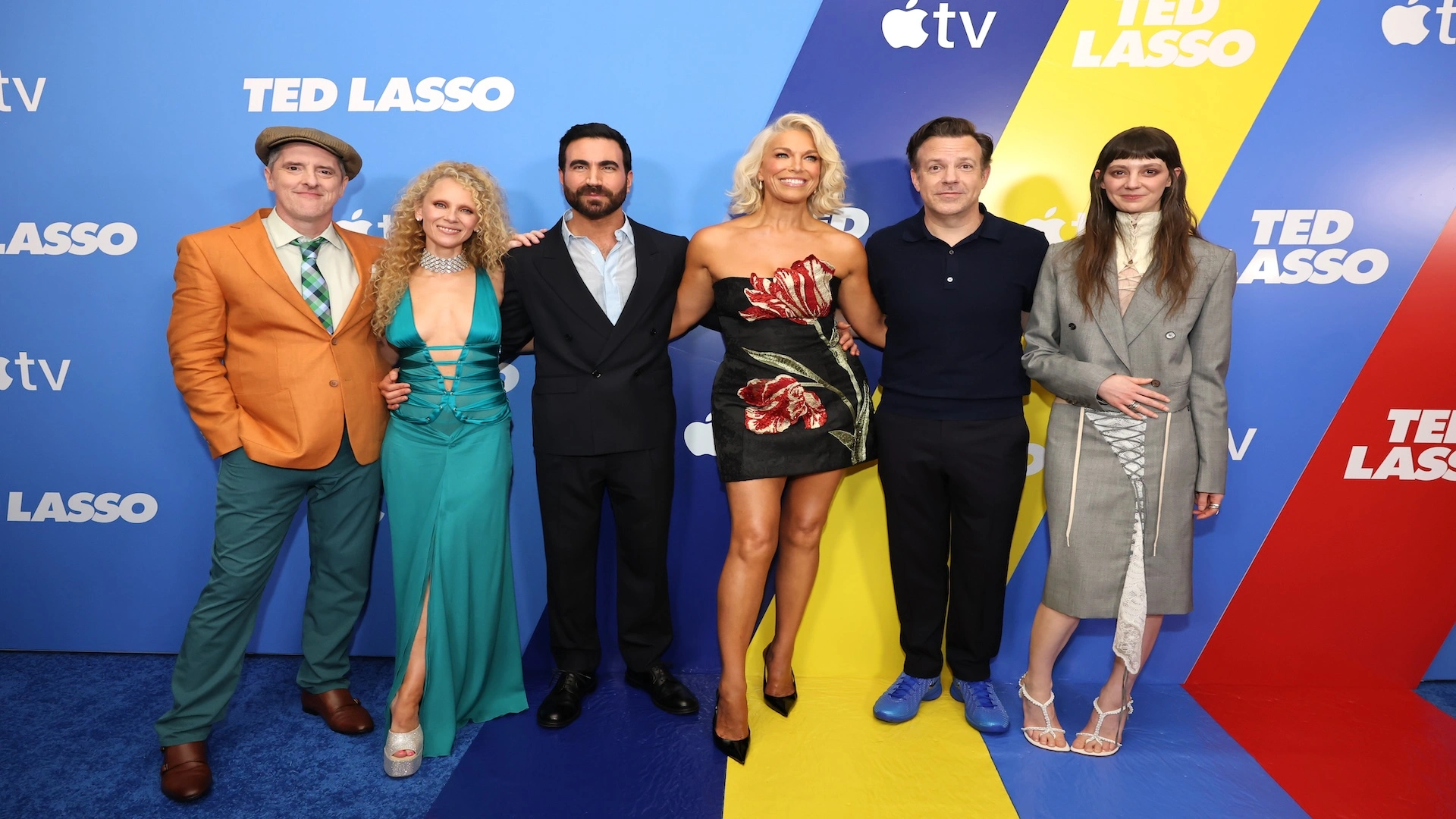 Brendan Hunt, Juno Temple, Brett Goldstein, Hannah Waddingham, Jason Sudeikis und Tanya Reynolds (von links) bei der New Yorker Premiere zur vierten Staffel der Apple-TV-Serie „Ted Lasso" am 4. August 2026 in der Brooklyn Academy of Music in New York City. (Bild: Eric Charbonneau / Apple TV via Getty Images)