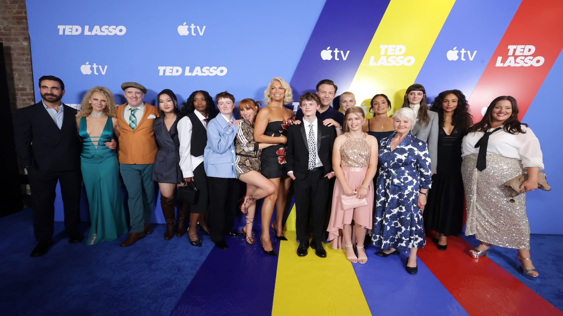Brett Goldstein, Juno Temple, Brendan Hunt, Annelise Heywood, Shannon Hayes, Rex Hayes, Aisling Sharkey, Hannah Waddingham, Grant Feely, Jason Sudeikis, Jude Mack, Elodie Blomfield, Mercedes Assad, Annette Badland, Tanya Reynolds, Abbie Hern und Lauren Hendricks (von links) bei der New Yorker Premiere zur vierten Staffel der Apple-TV-Serie „Ted Lasso" am 4. August 2026 in der Brooklyn Academy of Music in New York City. (Bild: Eric Charbonneau / Apple TV via Getty Images)