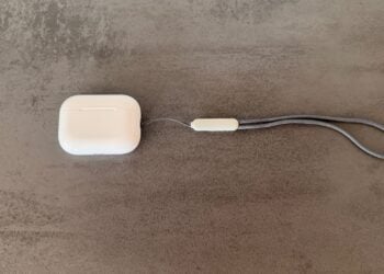AirPods Pro 3 in Weiß mit geschlossenem Ladecase vor dunklem Hintergrund