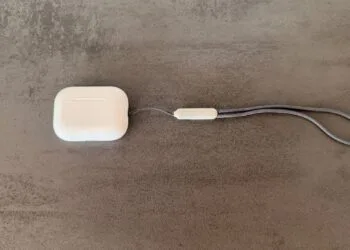 AirPods Pro 3 in Weiß mit geschlossenem Ladecase vor dunklem Hintergrund