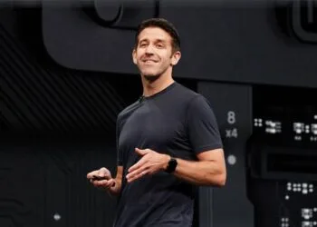 John Ternus auf der Bühne einer Apple-Keynote, in dessen Führungsteam Laura Legros zurückkehrt