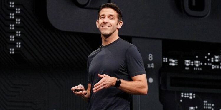 John Ternus auf der Bühne einer Apple-Keynote, in dessen Führungsteam Laura Legros zurückkehrt