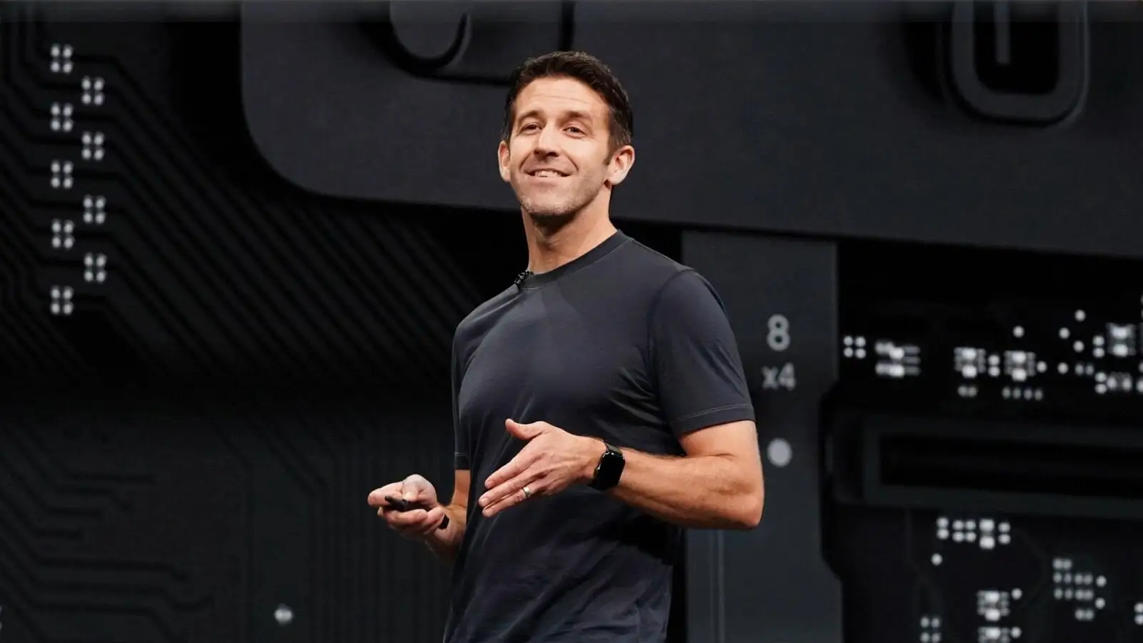 John Ternus auf der Bühne einer Apple-Keynote, in dessen Führungsteam Laura Legros zurückkehrt