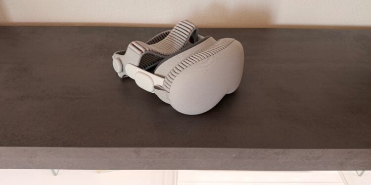 Apple Vision Pro mit Cover auf einer Ablagefläche, seitlich fotografiert