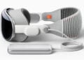Apple Vision Pro mit Kopfband und externem Akku auf hellem Grund, das Headset kommt inzwischen auch im Operationssaal zum Einsatz