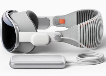 Apple Vision Pro mit Kopfband und externem Akku auf hellem Grund, das Headset kommt inzwischen auch im Operationssaal zum Einsatz