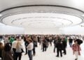 Gäste im Foyer des Steve Jobs Theater unter dem runden Deckenelement, Schauplatz der Keynote zum Apple Event im September