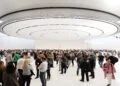 Gäste im Foyer des Steve Jobs Theater unter dem runden Deckenelement, Schauplatz der Keynote zum Apple Event im September