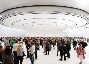 Gäste im Foyer des Steve Jobs Theater unter dem runden Deckenelement, Schauplatz der Keynote zum Apple Event im September