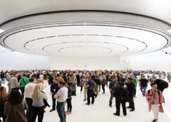 Gäste im Foyer des Steve Jobs Theater unter dem runden Deckenelement, Schauplatz der Keynote zum Apple Event im September