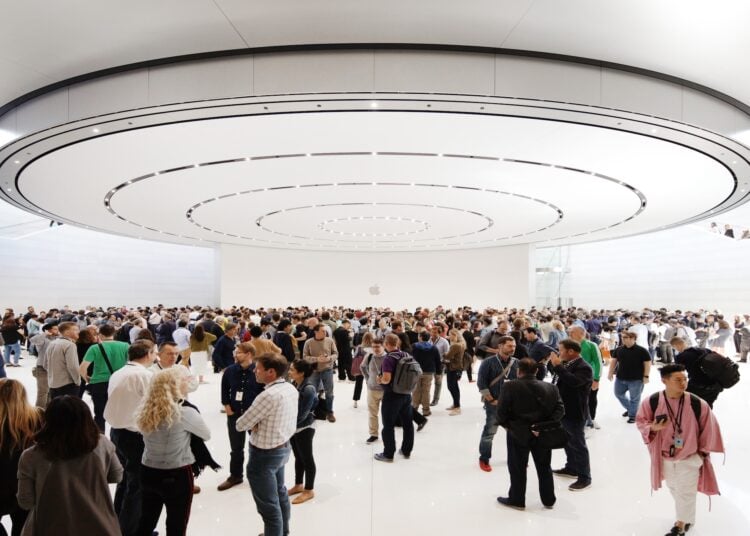 Gäste im Foyer des Steve Jobs Theater unter dem runden Deckenelement, Schauplatz der Keynote zum Apple Event im September