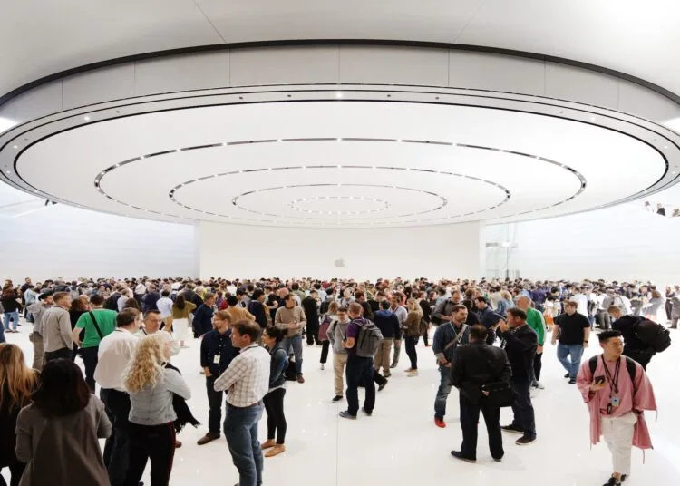 Gäste im Foyer des Steve Jobs Theater unter dem runden Deckenelement, Schauplatz der Keynote zum Apple Event im September