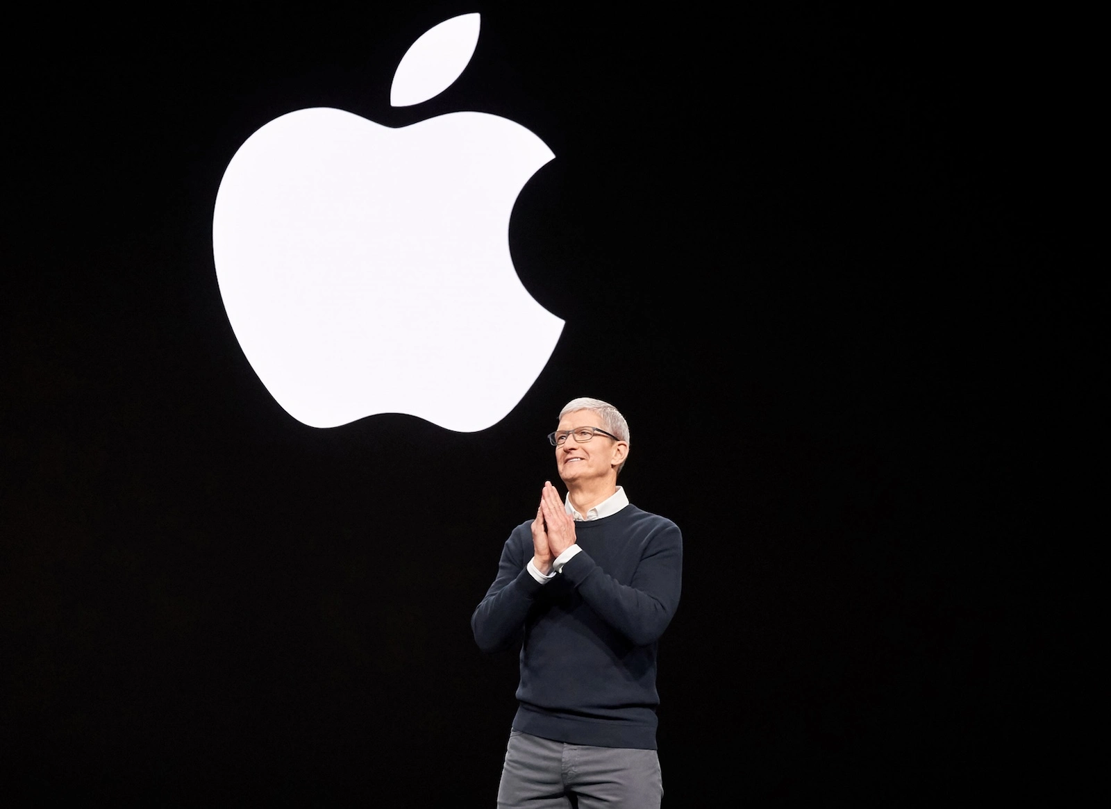 Tim Cook auf der Bühne vor dem beleuchteten Apple-Logo – Bilanz nach 15 Jahren als Apple-CEO