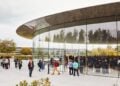 Gäste vor dem Steve Jobs Theater auf dem Apple Park, wo Apple auch das September Event 2026 ausrichtet