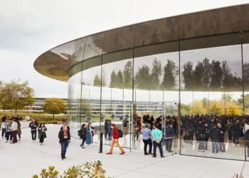 Gäste vor dem Steve Jobs Theater auf dem Apple Park, wo Apple auch das September Event 2026 ausrichtet
