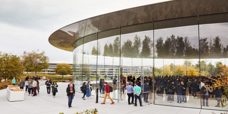 Gäste vor dem Steve Jobs Theater auf dem Apple Park, wo Apple auch das September Event 2026 ausrichtet